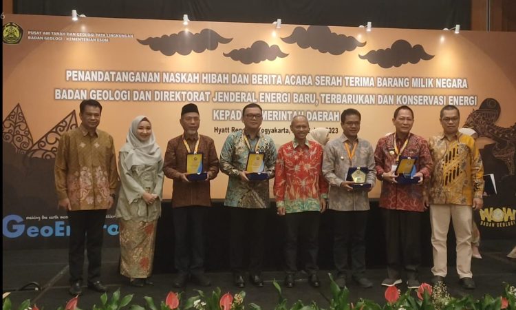 Bupati Merangin H Mashuri Tanda Tangani Naskah Dana Hibah. (Foto : ist)