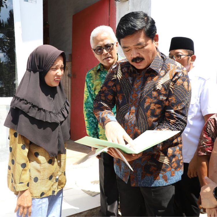 Masyarakat Padang Terima Sertipikat Tanah dari Tangan Menteri ATR/Kepala BPN. (Foto : ist)