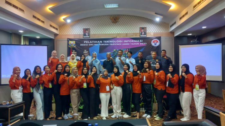 Foto Bersama Peserta Pelatihan Teknologi Informasi Media Online Pemuda Provinsi Jambi tahun 2023 sekaligus menutup kegiatan pelatihan Teknologi Informasi Media Online. (Foto : Wahyu Jati)