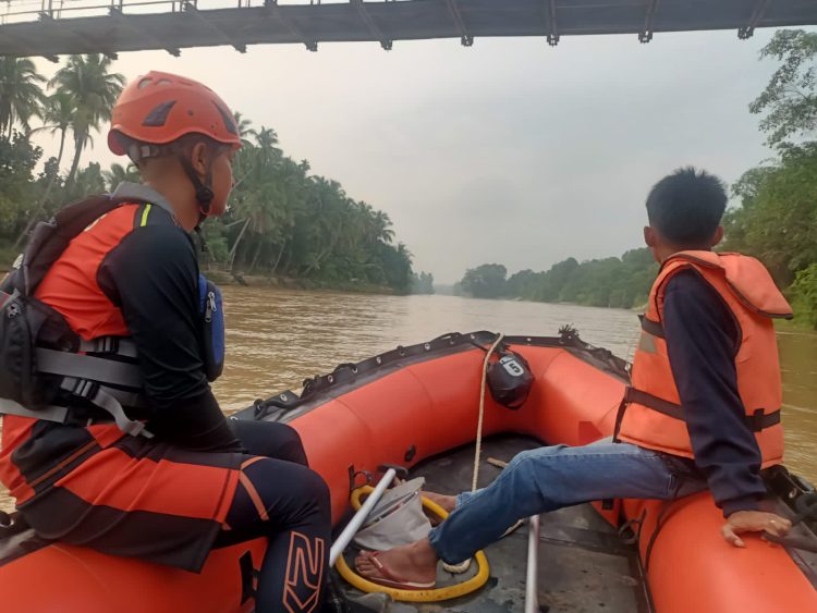 Basarnas Jambi cari korban tenggelam di sungai Batang Asai. (Foto : ist)