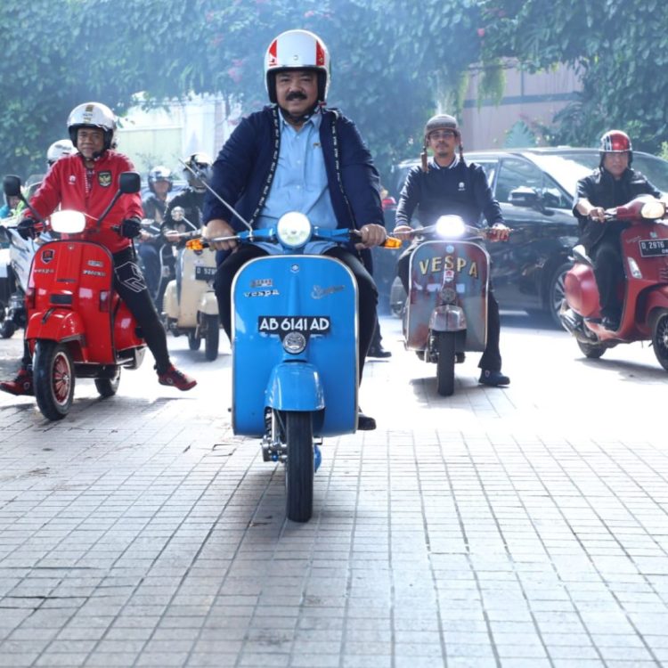Hadi Tjahjanto jadi bagian komunitas vespa. (Foto : ist)