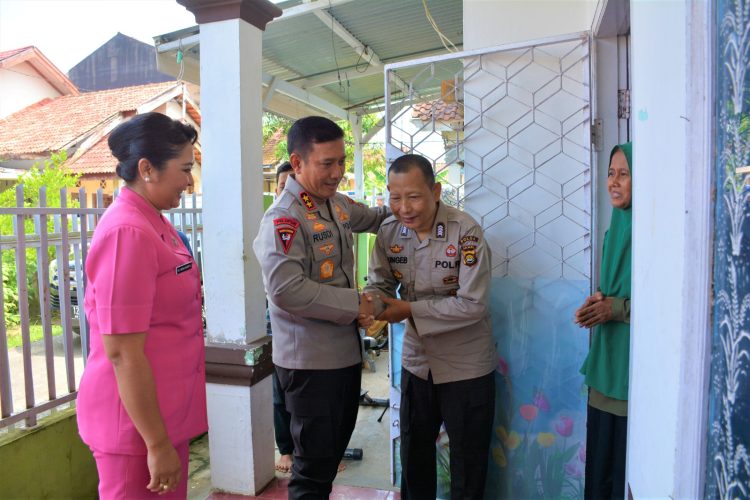 Kapolda Bersama Ketua Bhayangkari Daerah Jambi Lakukan Anjangsana. (Foto : ist)