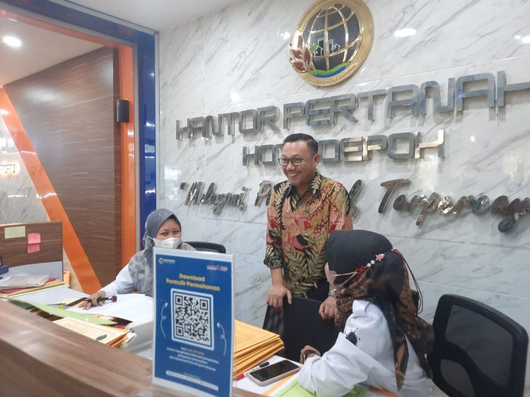 Kepala BPN Kota Depok Indra Gunawan menyambangi loket pelayanan, menyapa petugas dan berbincang langsung dengan warga yang membutuhkan informasi dan pelayanan, Senin 26 Juni 2023. (Foto : BPN Depok)