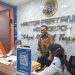 Kepala BPN Kota Depok Indra Gunawan menyambangi loket pelayanan, menyapa petugas dan berbincang langsung dengan warga yang membutuhkan informasi dan pelayanan, Senin 26 Juni 2023. (Foto : BPN Depok)