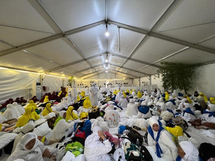 Suasana jemaah calon haji provinsi Jambi dalam tenda di Arafah. (Foto : H. Fauzi)