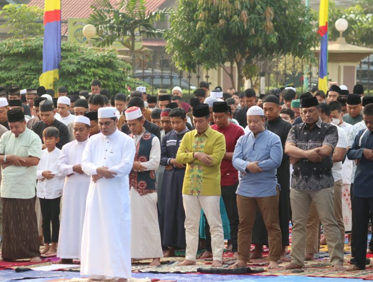 Kapolda Shalat Iduladha Bersama Masyarakat di Mapolda Jambi. (Foto : ist)