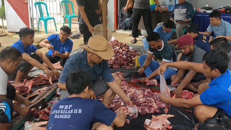 Lapas Kelas II B Bangko Potong 4 Ekor Hewan Kurban. (Foto : Yazdi - sinarjambi.com)