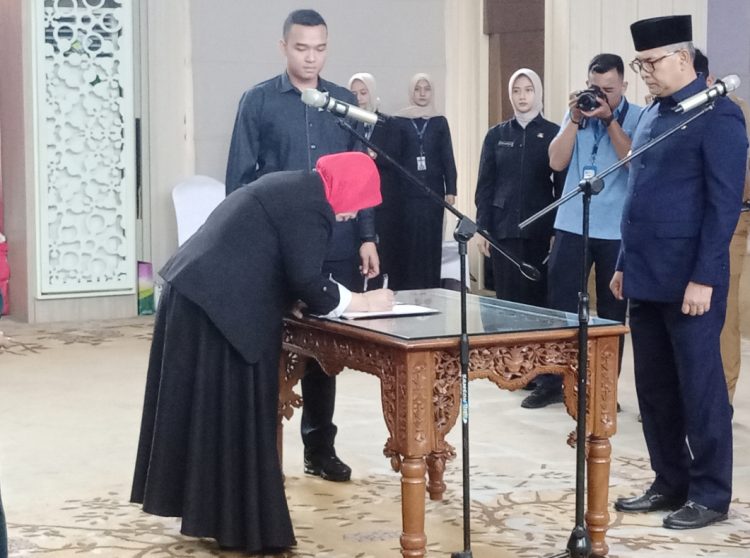 Fasha melantik dewan pengawas PDAM Tirta Mayang. (Foto : Rolan - sinarjambi.com)