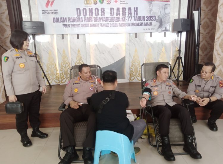 Kapolda Jambi bersama Dirlantas turut donor darah. (Foto : Rolan - sinarjambi.com)