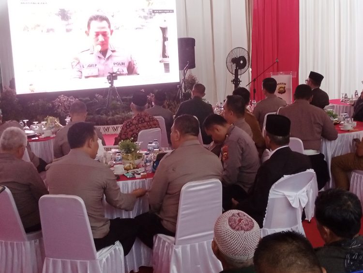 Kapolda dan jajaran mendengarkan arahan Kapolri. (Foto : Rolan - sinarjambi.com)