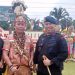 Kombes Pol Nadi Chaidir bersama salah seorang suku Dayak. (Foto : rolan - sinarjambi.com)
