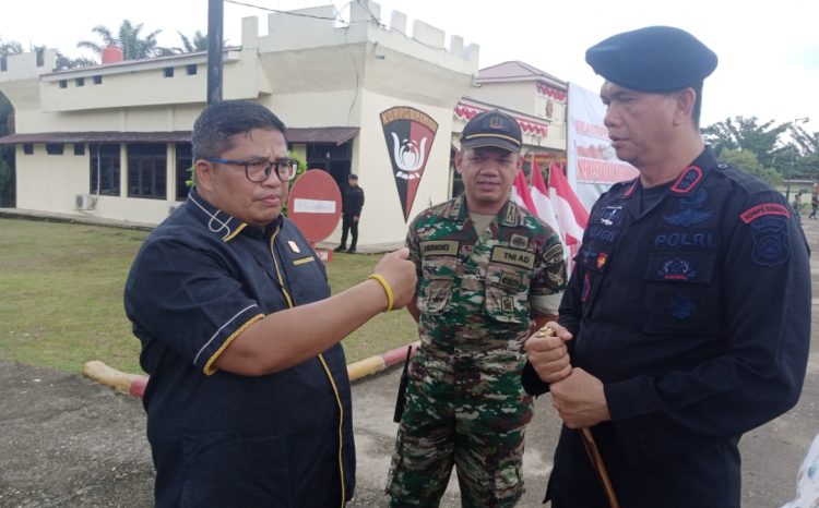 Herman Effendi (kiri) bersama AKBP Wan Agus di Mako Batalyon Pelopor B Satbrimob Polda Jambi di Pamenang. (Foto : Rolan - sinarjambi.com)