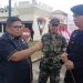 Herman Effendi (kiri) bersama AKBP Wan Agus di Mako Batalyon Pelopor B Satbrimob Polda Jambi di Pamenang. (Foto : Rolan - sinarjambi.com)
