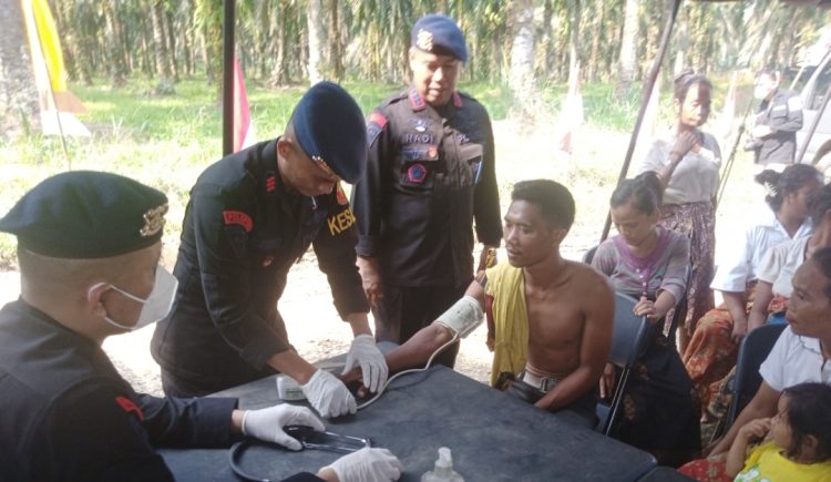 Batalyon Pelopor B Satbrimobda Jambi Beri Pengobatan Gratis ke SAD. (Foto : Rolan - sinarjambi.com)