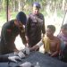 Batalyon Pelopor B Satbrimobda Jambi Beri Pengobatan Gratis ke SAD. (Foto : Rolan - sinarjambi.com)