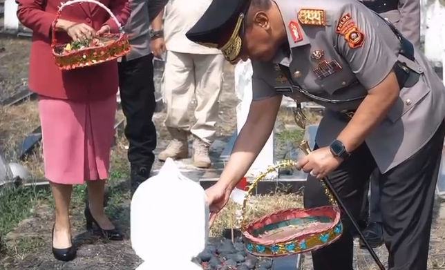 Kapolda Sumsel Irjen Pol Rachmad Wibowo tabur bunga. (Foto : ist)