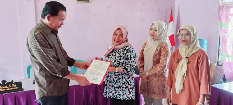 Dikbud Merangin Antar Tugas Hidra Dewi Selaku Plt Kepsek SDN 3 Bangko. (Foto : Yazdi - sinarjambi.com)