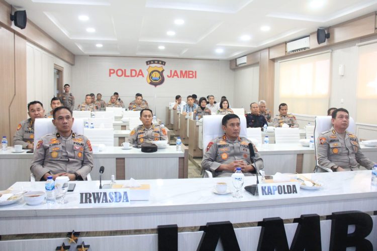Kapolda Jambi Ikuti Upacara Pembinaan Tradisi Ke-77 HUT Bhayangkara. (Foto : ist)