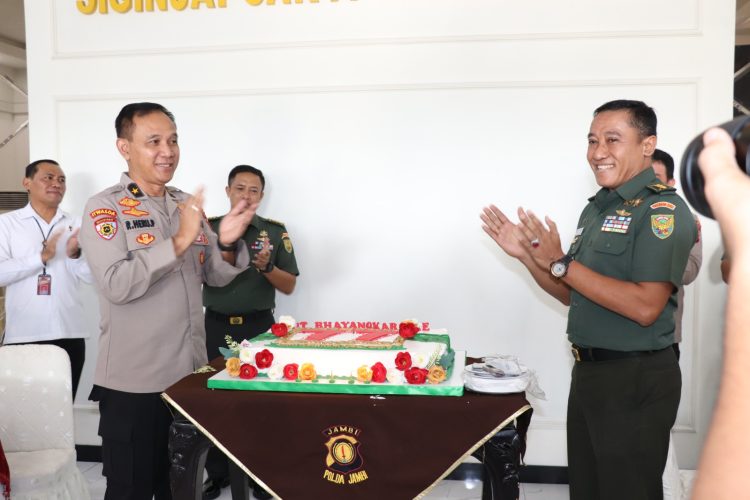 Polda Jambi Terima Kejutan Kue HUT Ke-77 Bhayangkara dari Korem Gapu. (Foto : ist)