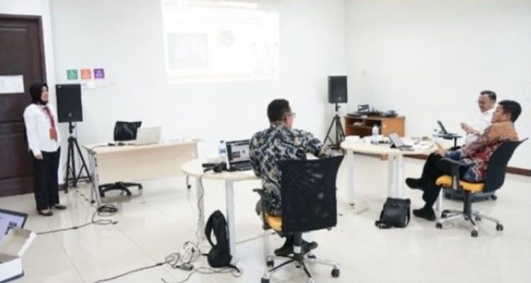 Kepala Seksi Pengendalian dan Penanganan Sengketa BPN Kota Depok Hodidjah dalam seminar rencana aksi Perubahan PKA angkatan I dan PKP angkatan I dan II belum lama ini. Hodidjah dalam kesempatan itu memaparkan manfaat dari aplikasi BERMATA yang diuji pula oleh beberapa penguji termasuk Kepala BPN Kota Depok Indra Gunawan. (Foto : ist)
