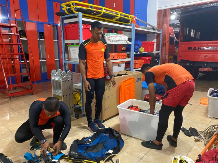 Tim Basarnas Jambi bersiap melakukan pencarian. (Foto : ist)