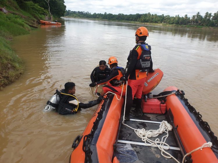 Basarnas Jambi Terjunkan Penyelam Cari Bocah Tenggelam di Batanghari. (Foto : ist)