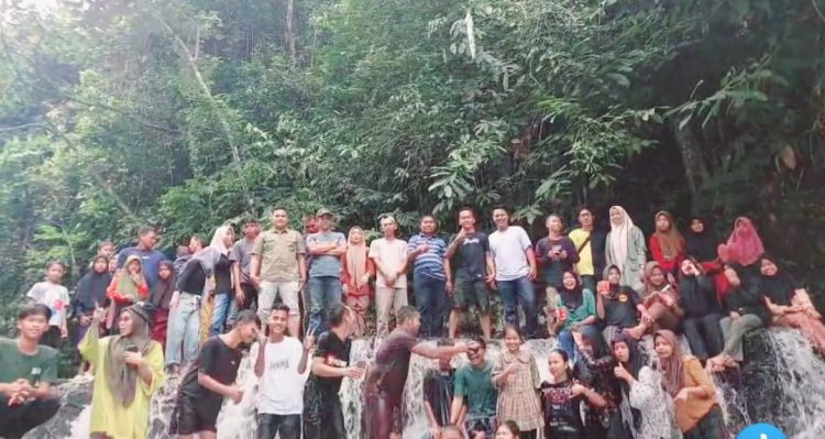 Pemdes Koto Baru dan Ketua DPRD Merangin Ajak Pemenang MTQ Ke Muara Karing. (Foto : Yazdi - sinarjambi.com)