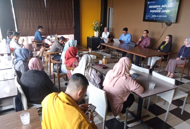 BI Jambi ngobrol inflasi dengan Forweb Jambi. (Foto : Rolan - sinarjambi.com)