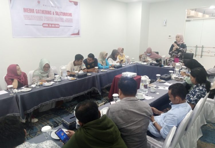 Fasha Fauziah memaparkan perkembangan pasar modal. (Foto : Rolan - sinarjambi.com)