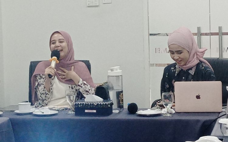 Rena Novita (kiri) dan Fasha Fauziah. (Foto : Rolan - sinarjambi.com)