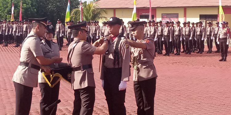 Kapolda Jambi menyematkan tanda peserta. (Foto : Rolan - sinarjambi.com)