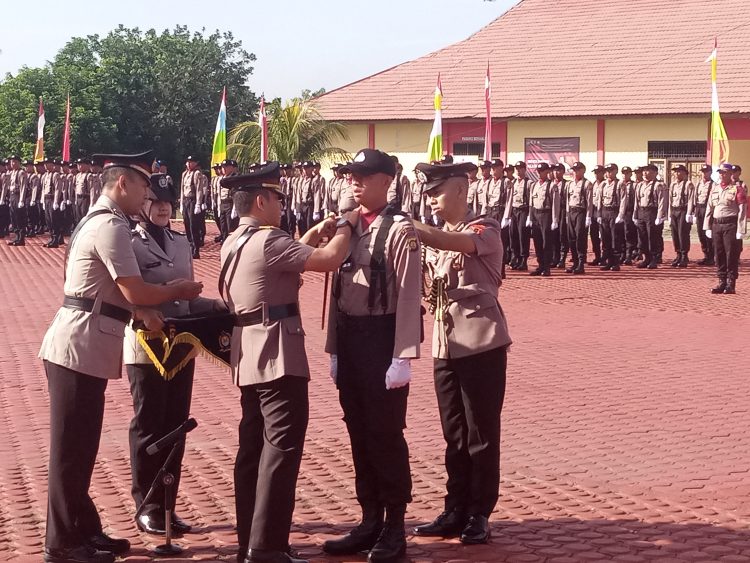 Kapolda Jambi menyematkan tanda peserta. (Foto : Rolan - sinarjambi.com)