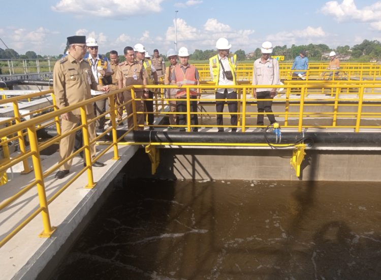 Fasha meninjau WWTP. (Foto : Rolan - sinarjambi.com)
