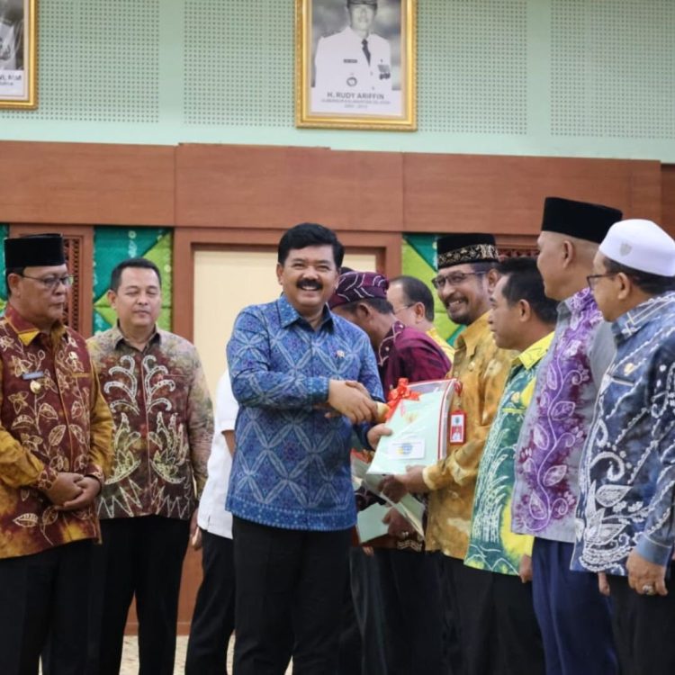 Menteri ATR/Kepala BPN Serahkan 1.055 Sertipikat Aset di Kalsel. (Foto : ist)