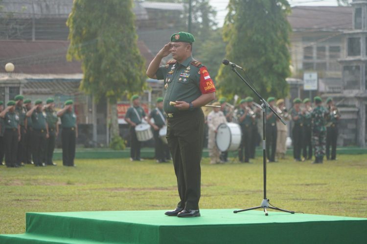 Danrem Gapu Pimpin Upacara Bulanan, Bacakan Amanat Panglima TNI. (Foto : ist)