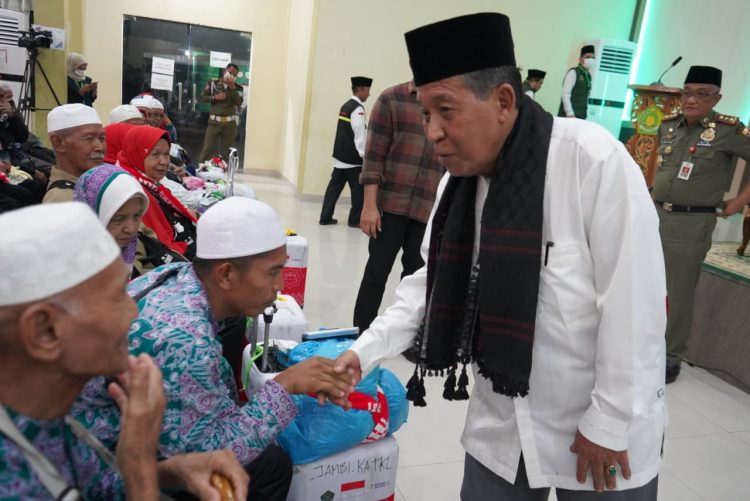 Wagub Sani Sambut Kepulangan 372 Jemaah Haji Jambi Kloter Pertama. (Foto : ist)
