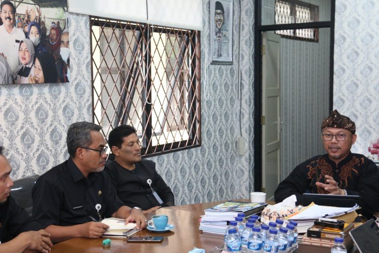 Caption: Kepala BPN Kota Depok Indra Gunawan memimpin rapat koordinasi dengan Pemkot Depok terkait sertifikasi aset pemerintah daerah. (Foto : BPN Kota Depok)