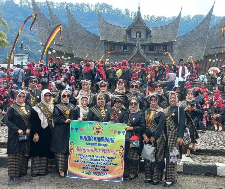 Bundo Kanduang Merangin Unjuk Kebolehan Festival Kesultanan Pagaruyuang. (Foto : Yazdi - sinarjambi.com)