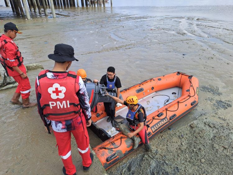 Tim SAR gabungan mengupayakan pencarian korban seorang nelayan di Tanjabbar. (Foto : ist)