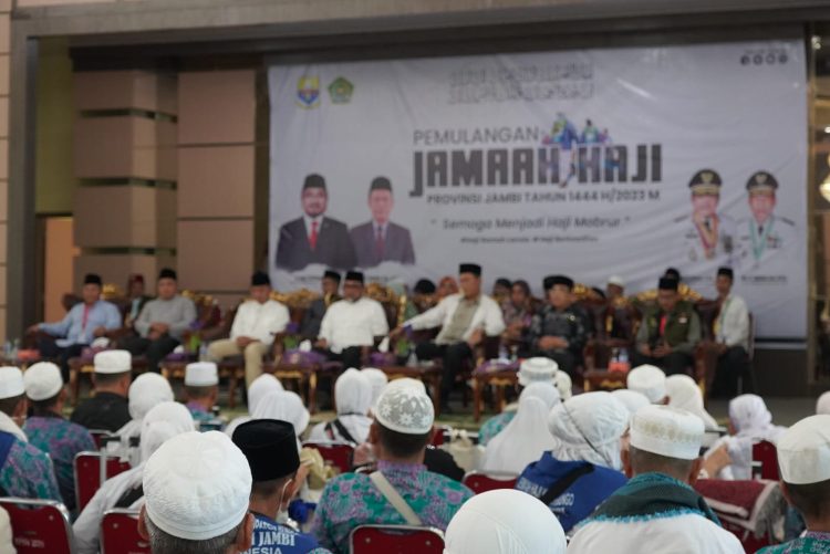 Sekda Sudirman Sambut Kedatangan Jemaah Haji Jambi Kloter BTH 22. (Foto : ist)