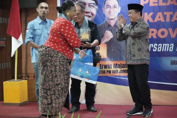 Gubernur Al Haris Ajak IWO Bersinergi Sampaikan Berita Positif Mendidik Jambi. (Foto : ist)