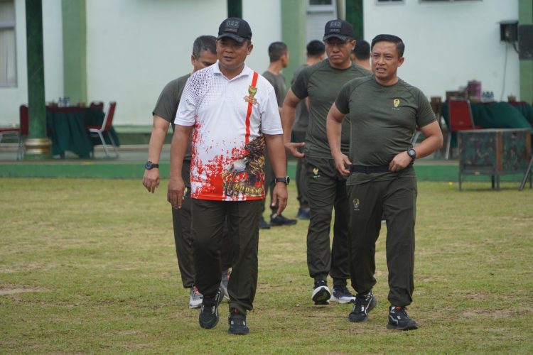 Memupuk Kebersamaan, Danrem Gapu Olahraga Bersama Prajurit. (Foto : ist)