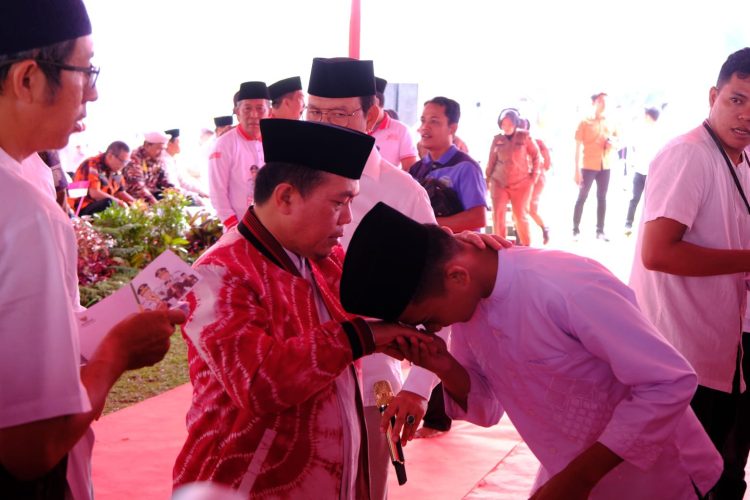 Gubernur Al Haris Lepas Kirab Peringatan 10 Muharram dan Santuni Ribuan Anak Yatim. (Foto : ist)