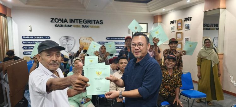 Luapkan Kegembiraan, Warga Cilangkap Ajak Foto Bareng Kepala BPN Kota Depok Usai Menerima Sertifikat PTSL. (Foto : BPN Depok)