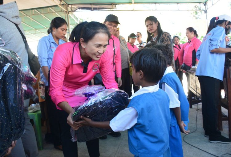 Ketum Bhayangkari Berikan Bantuan Kepada Anak Stunting di Desa Reruwairere. (Foto : ist)