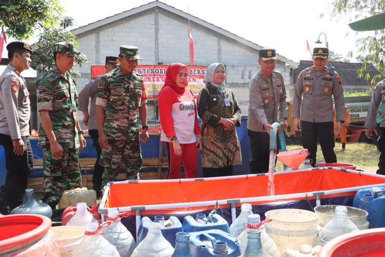 Polri Salurkan Bantuan Air Bersih. (Foto : ist)