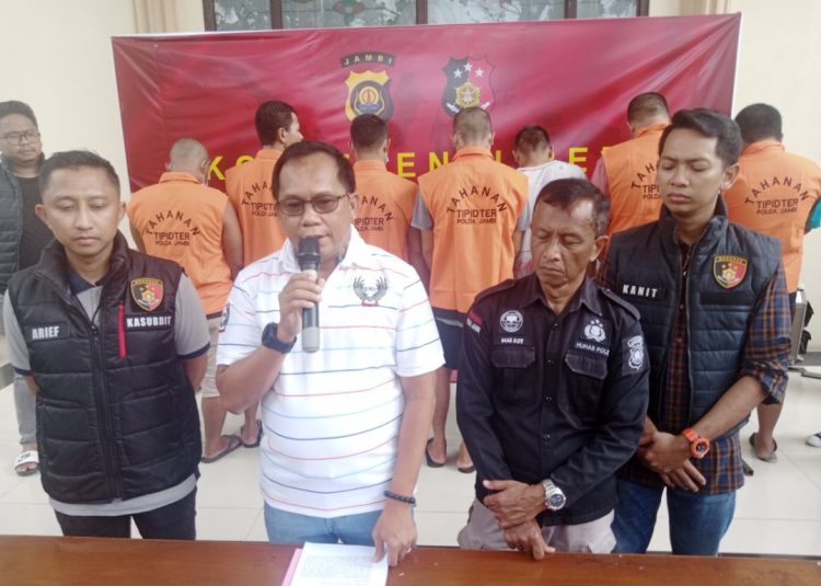 Kombes Pol Christian Tory (kaos putih) didampingi AKBP Arief (kiri) saat jumpa pers pengungkapan kasus BBM ilegal dan ilegal logging. (Foto : Rolan - sinarjambi.com)