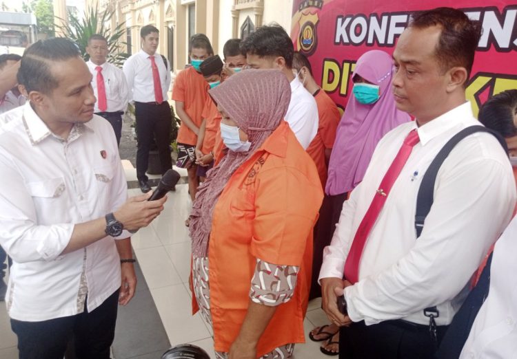 Tersangka S saat ditanya Kombes Pol Andri Ananta Yudhistira (kiri) didampingi AKP Edi Mardi Siswoyo. (Foto : Rolan - sinarjambi.com)