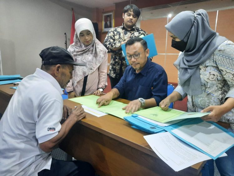 Caption: Melalui Posko Pengaduan PTSL yang disediakan BPN Kota Depok masyarakat dapat melaporkan kendala yang ada termasuk berkonsultasi. (Foto: BPN Kota Depok).