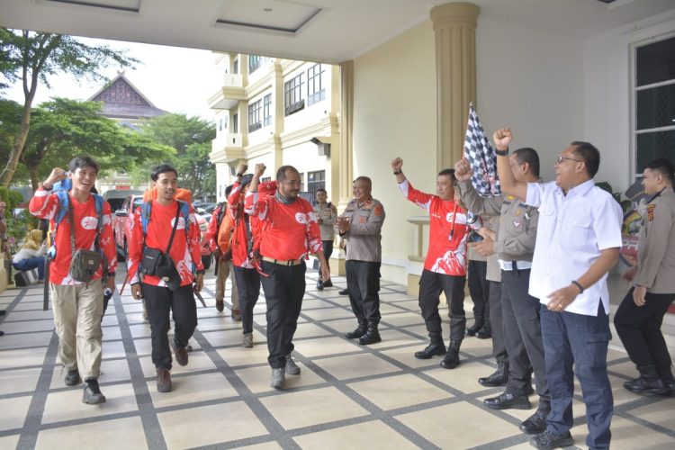 Kapolda Jambi Lepas Rombongan Tim Ekspedisi Merah Putih Atap Sumatera. (Foto : ist)